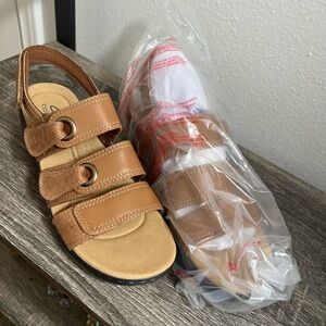 MWT Clarks Mariah 2 Tan Sandals with Adjustable Straps